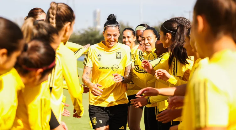 Jenni Hermoso entrenando con Tigres Femenil.jpg