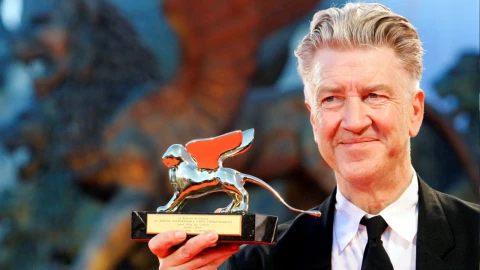 David Lynch recibiendo reconocimiento.png