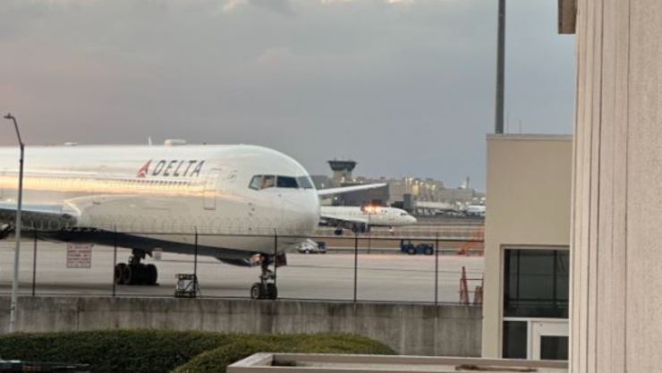 Avión en EUA, los vuelos se suspenden por falla en el sistema.