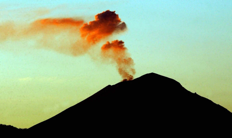 El sistema de monitoreo del volcán Popocatépetl registró en las últimas horas un derrumbe en el lado norte del coloso, 85 exhalaciones de baja intensidad y tres sismos volcanotectónicos.