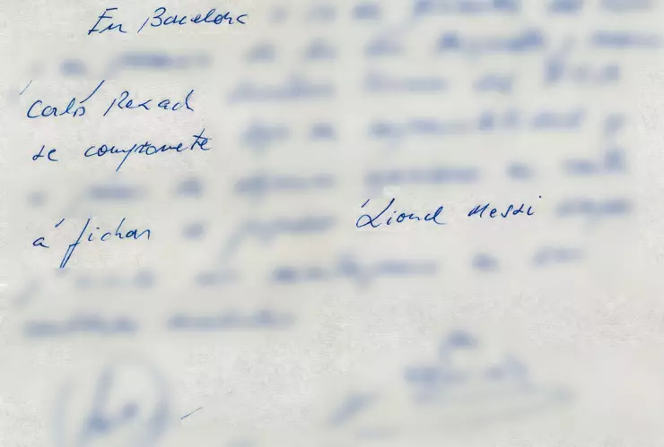 Servilleta contrato de Lionel Messi con Barcelona