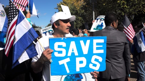 Un inmigrante reclama la continuación del TPS en EU.