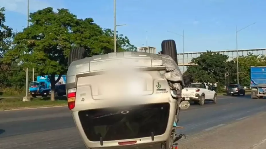 Fuerte CHOQUE deja auto VOLCADO en el Periférico de Mérida