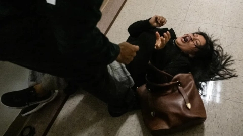 Agente-del-ICE-azota-en-el-piso-a-ecuatoriana-en-tribunal-de-Nueva-York-Estados-Unidos