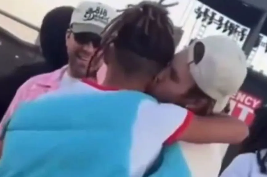 Jaden y Justin se besan (7).jpg