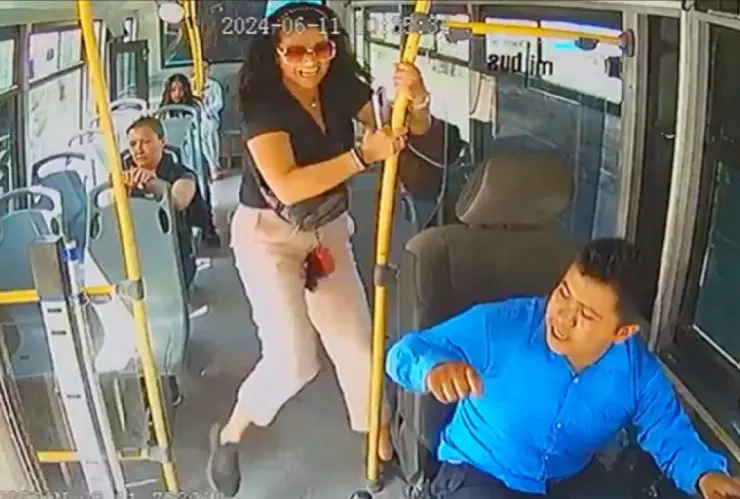 Mujer agrede a chofer de camión en Puebla video