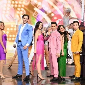 ¡Así dio inicio la Gran Final de La Academia 2024! Jaime Camil abrió el escenario con su carisma inigualable, dando la bienvenida a los exacadémicos, quienes cautivaron al público al interpretar “Vivir mi vida”. La emoción y el talento se desbordaron en una noche inolvidable.