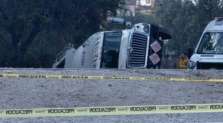 volcadura-pipa-20-mil-litros-gasolina-en-teoloyucan-edomex-cierre-total-en-av-berriozabal