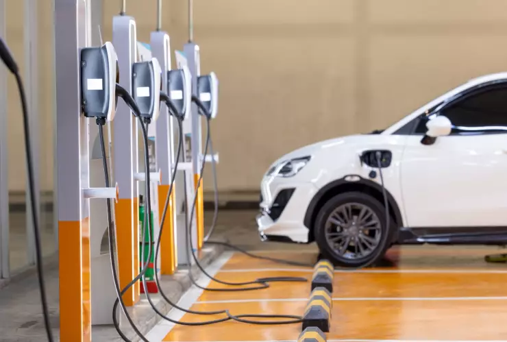 Auto eléctrico recargándose en Texas