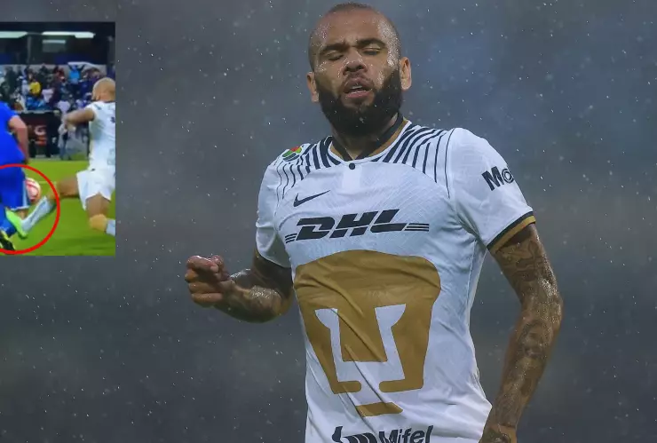 Dani Alves jugando con los Pumas en Liga MX bajo la lluvia