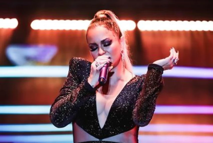 María José interrumpe concierto para dedicar canción por llamada