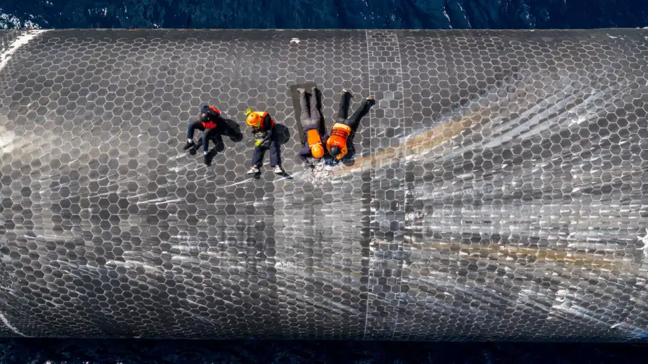 Ingenieros inspeccionan la nave Starship en el océano Índico.