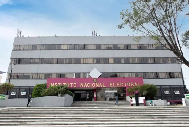 Morena exige al INE que deje de usar el color rosa, esta es la razón