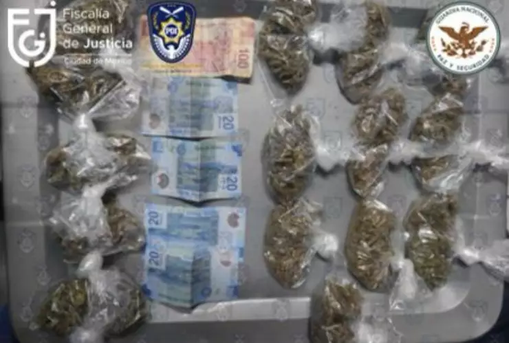 En Coyoacán, ejecutan cateo. Detienen a tres en posesión de drogas.