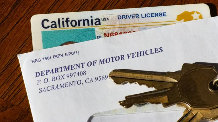 Un sobre con una licencia de conducir Real ID de California.