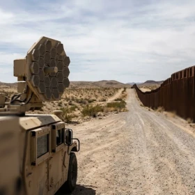 Así funcionan las armas de energía dirigida que el DHS probará en la franja fronteriza con México