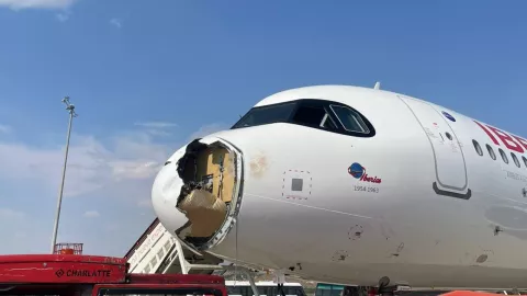 Avión iberia sufre daños