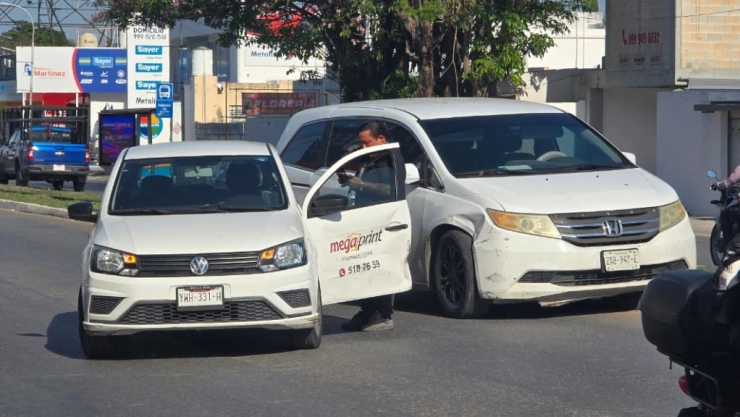 Reportan FUERTE ACCIDENTE en Circuito Colonias; dos autos afectados y denso tráfico
