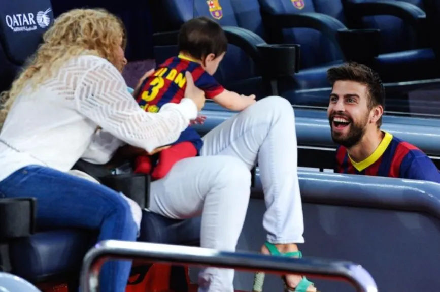 Shakira y Pique y su hijo.jpg