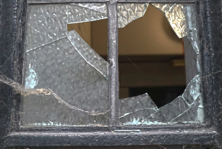 Adolescente termina con la mano HERIDA al romper una puerta en plena discusión familiar