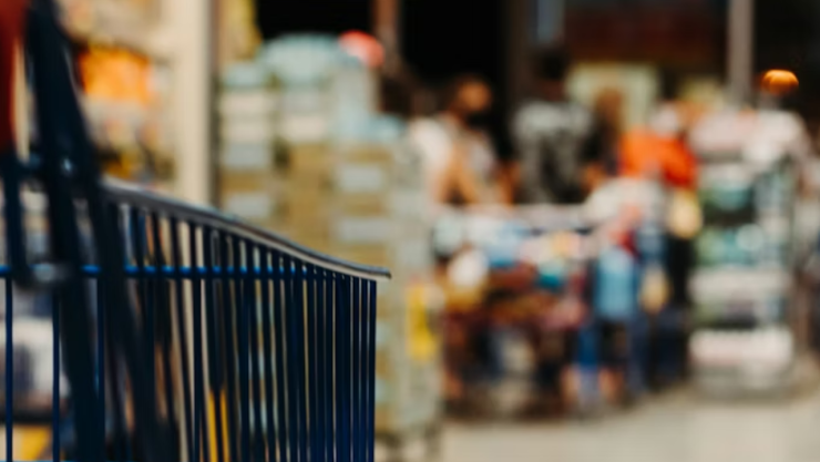 Video: Hombre entra en caballo a centro comercial y provoca un desastre