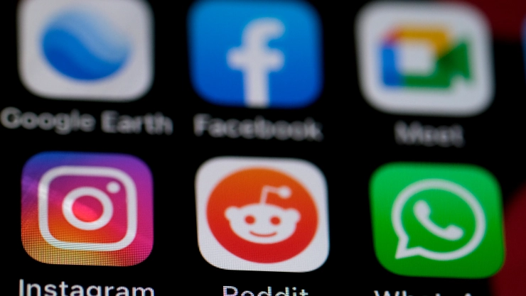 Monreal aplazará tres semanas iniciativa para regular redes sociales