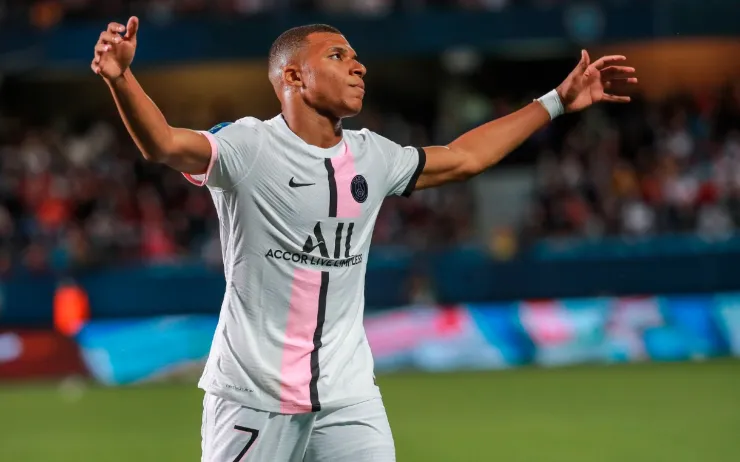 Kylian Mbappé con el PSG.jpg