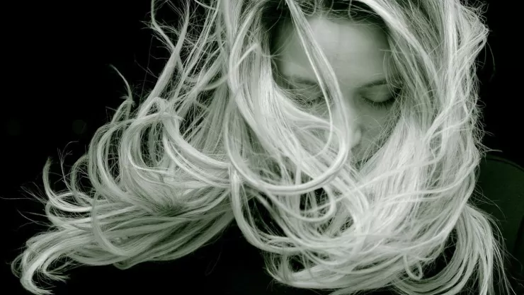 El truco con agua para eliminar las canas