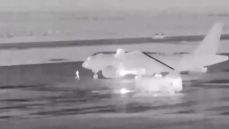 VIDEO_ Turbina de avión succiona a hombre que corría por la pista