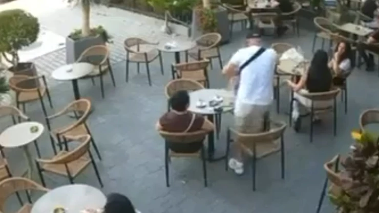 Hombre se salva de ataque de su vecino en cafetería Albania