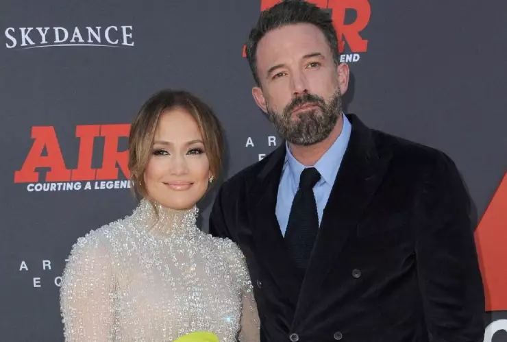 Una imagen reciente de la pareja de Jennifer Lopez y Ben Affleck vistos en una premiere