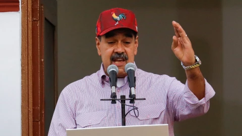 Nicolás Maduro enfrenta cargos por narcotráfico y armas. La DEA mantiene recompensa de 25 millones de dólares por su captura.