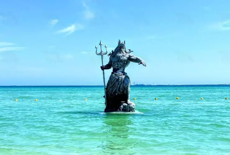 Así luce la SORPRENDENTE estatua de Poseidón en el mar de Progreso.