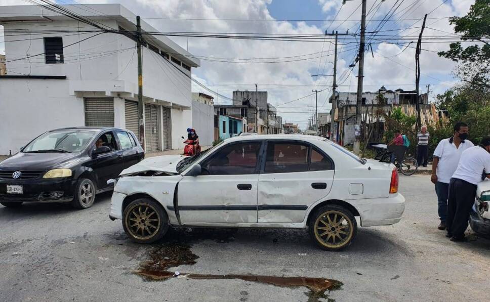 Aparatoso choque entre dos autos en Cancún dejan un lesionado