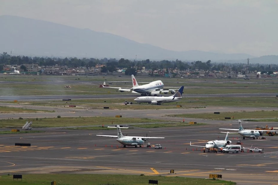 En todo momento se encuentren cuando menos 2 personas autorizadas y entrenadas dentro de la cabina de pilotos.