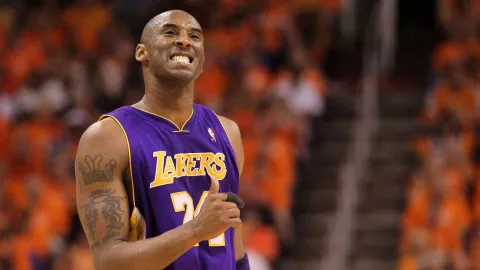 Kobe Bryant con su playera de los Lakers