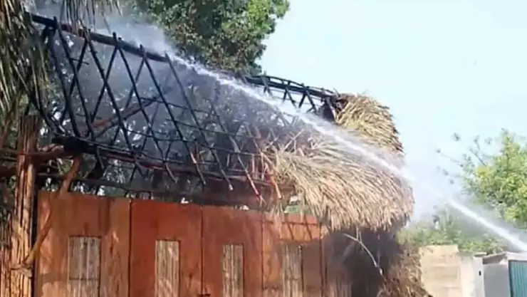 Quema de basura provoca incendio en un techo de huano en Tekax