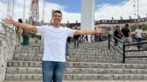 Cristiano Ronaldo posando feliz junto al Cristo de las Noas.