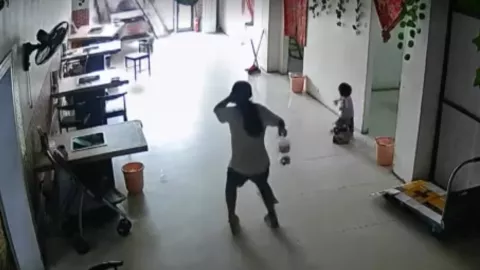 nina-heroina-salva-hermanita-de-atropellada-por-scooter-en-china-video-scooter-dentro