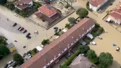 VIDEO Carretera se hunde tras intensas lluvias en Italia
