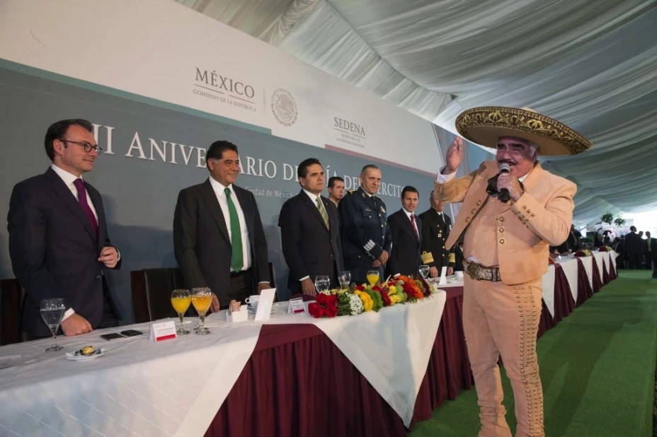 Vicente Fernández amenizó la ceremonia del Día del Ejército