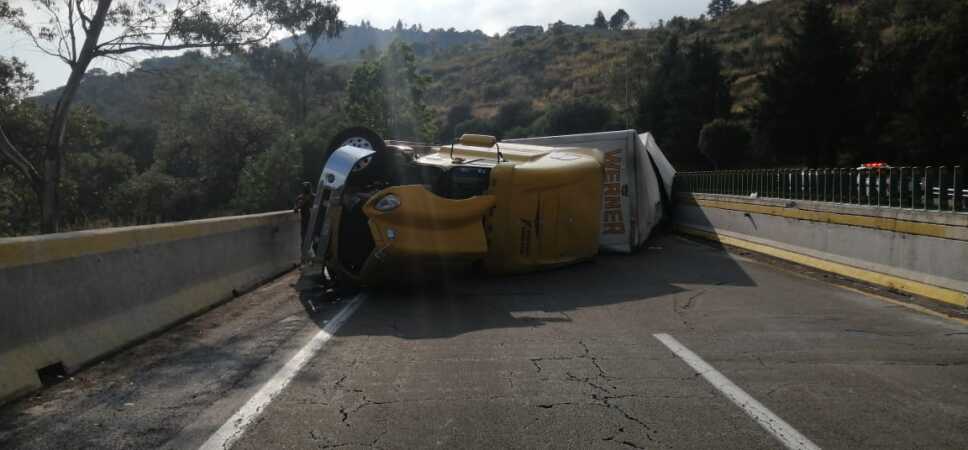 Vuelca Trailer Y Cierran La Autopista Mexico Cuernavaca