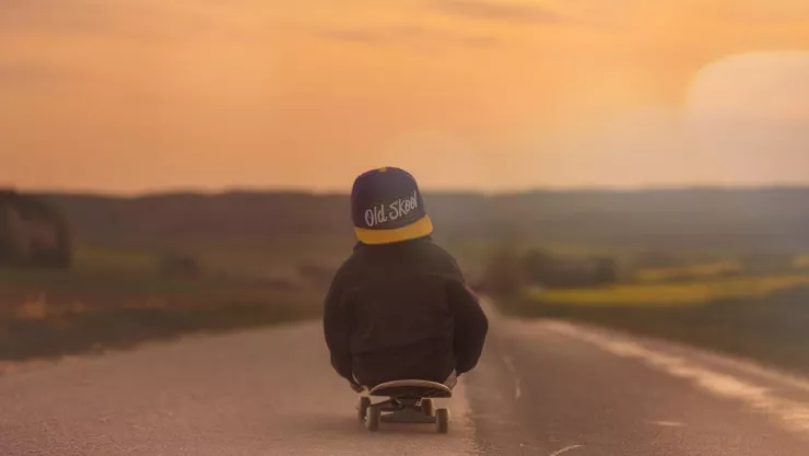 Le prometió comprarle una patineta, pero lo golpeó y asfixió a su hijastro en un terreno baldío