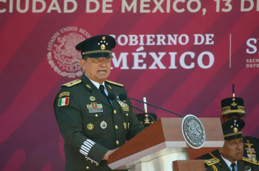 AMLO devela placa por los 200 años del Heroico Colegio Militar