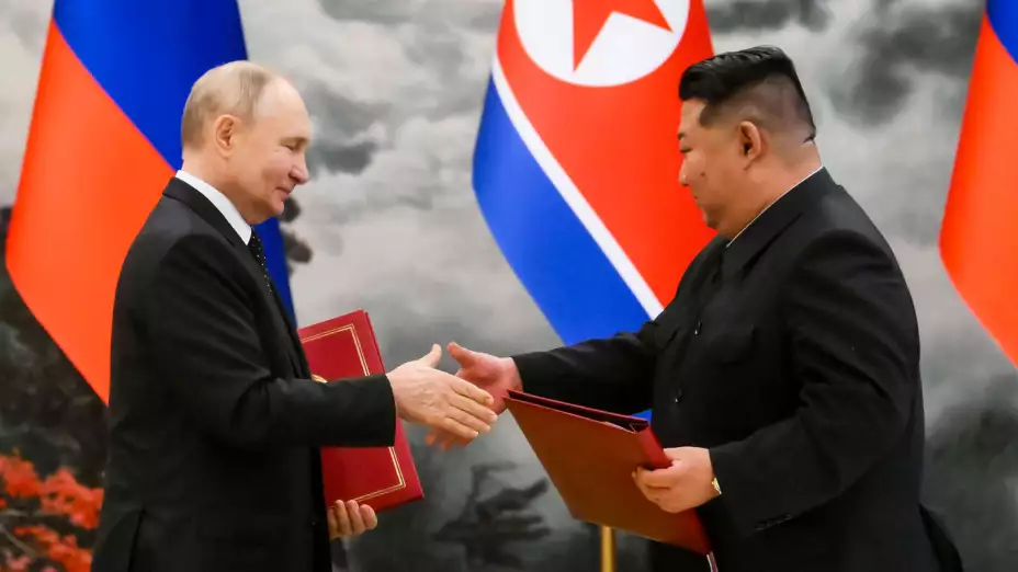 Vladímir Putin y Kim Jong Un, tras firmar un tratado en Norcorea.