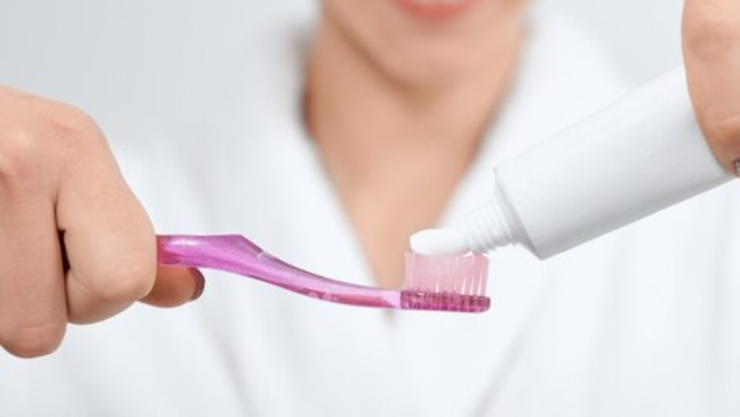 Hallan cepillo de dientes eléctrico en los intestinos de un niño