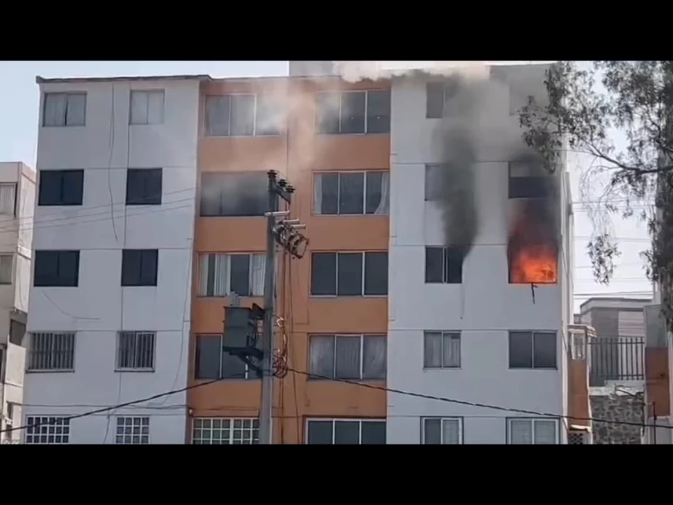 Reportan fuerte incendio en departamento en Álvaro Obregón, CDMX