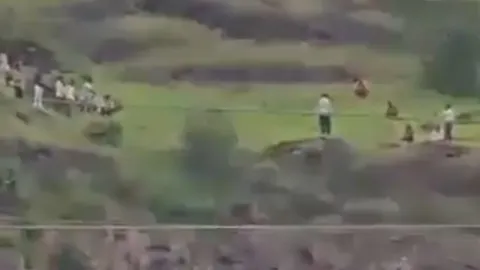 Joven y sus padres mueren en un acantilado al intentar salvarlo