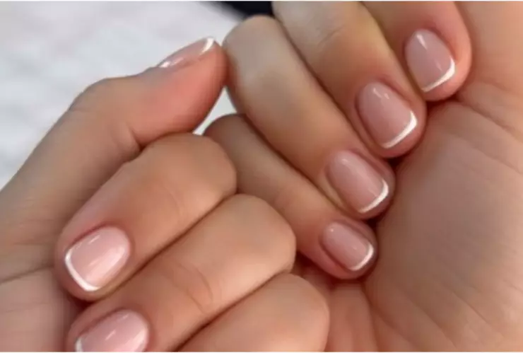 diseño de uñas cortas naturales francesas