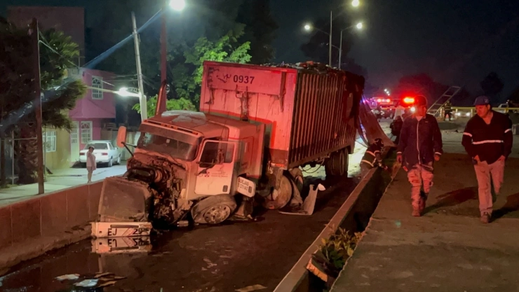 Camión de basura chocado en la Venustiano Carranza.